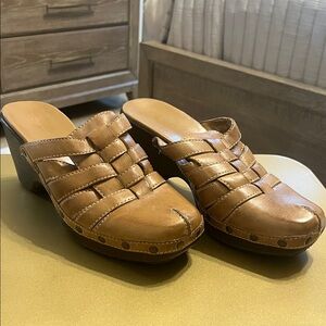 Naturalizer Tan Leather Woven Clogs
